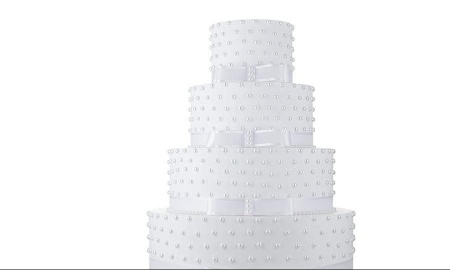 
	4 andares
	&nbsp;Todos branco
	Detalhes com la&ccedil;o e perolas

